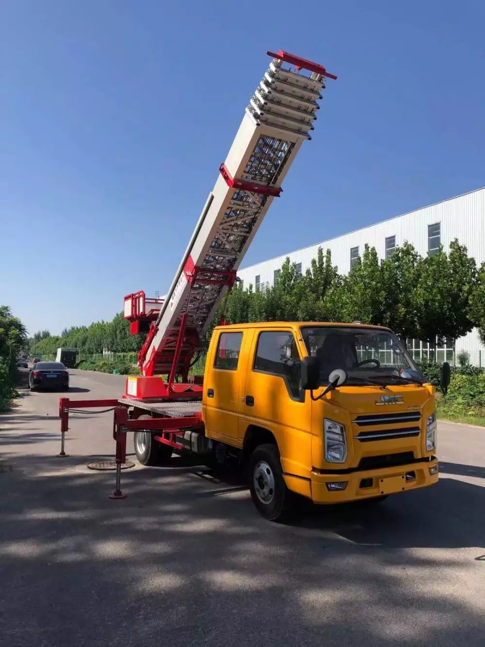 无锡惠山附近的云梯车出租服务：轻松解决高空作业需求